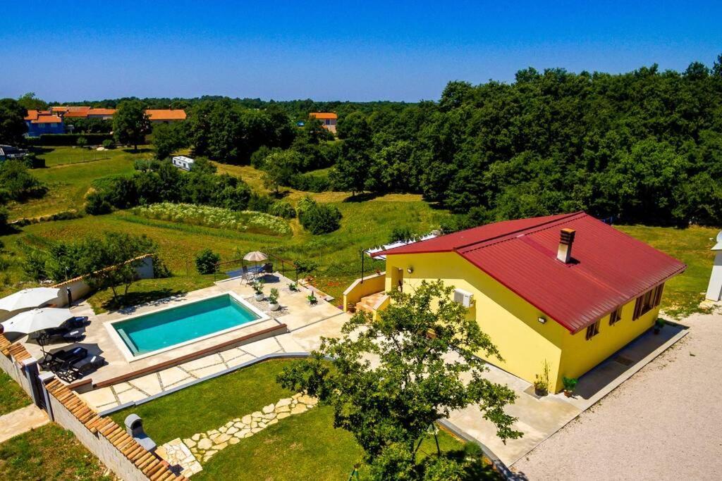 Sunny Yellow House With A Pool Štokovci 外观 照片